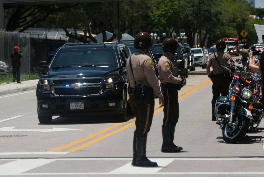 En caravana y sin ser captado por las cámaras llegó Trump a la corte de Miami