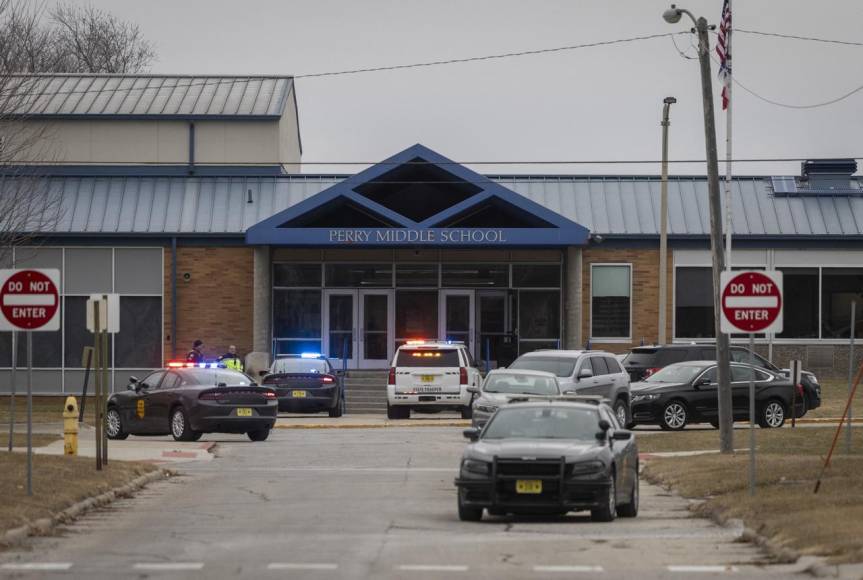 Adolescente con dos armas perpetró tiroteo en escuela de Iowa y luego se mató