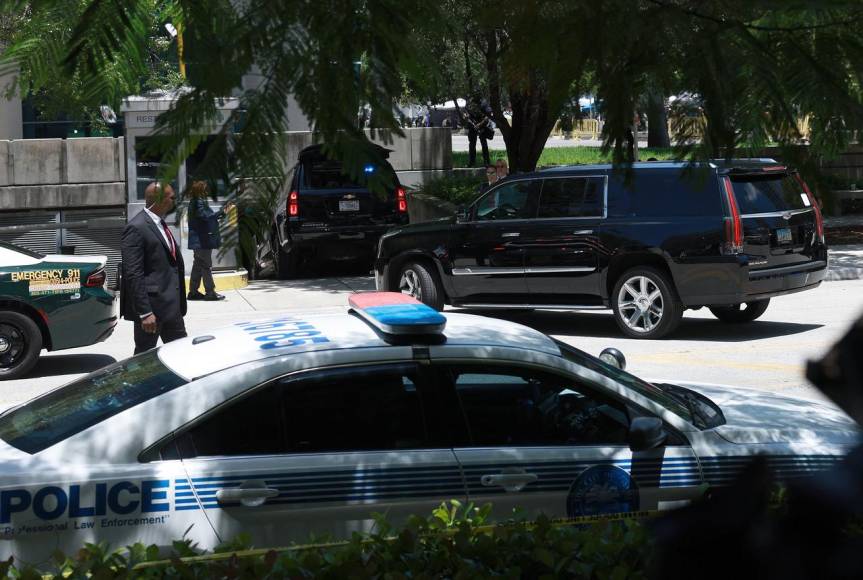 En caravana y sin ser captado por las cámaras llegó Trump a la corte de Miami