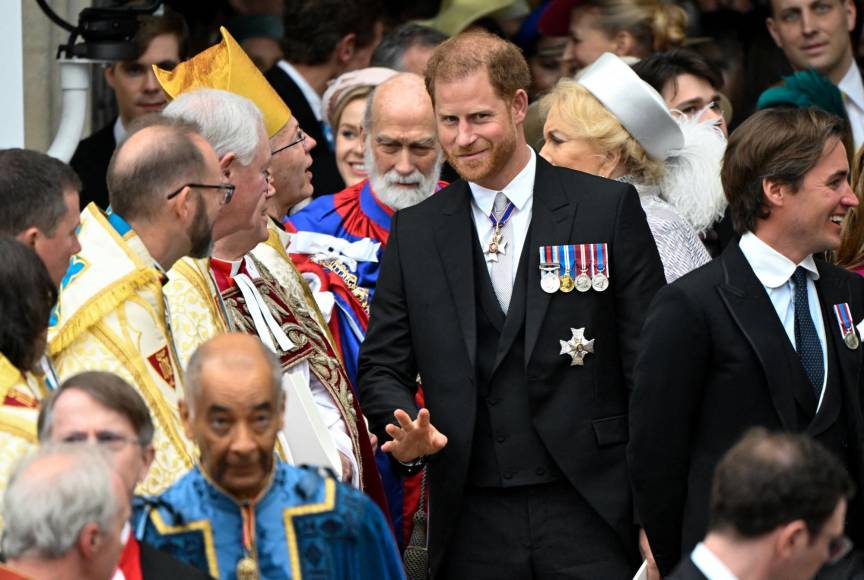 Solo y con una sonrisa: así asistió el príncipe Harry a la coronación de Carlos III