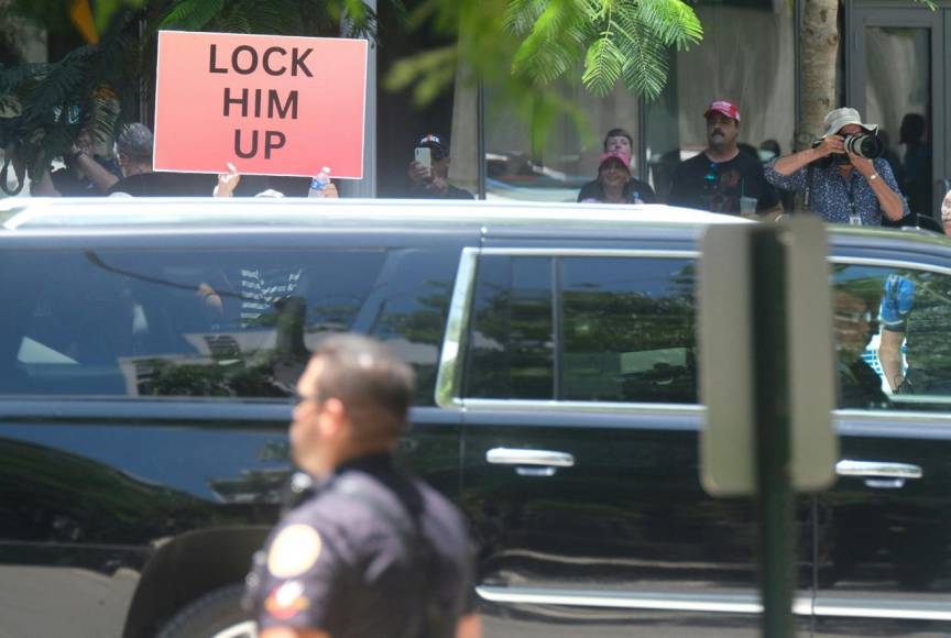 En caravana y sin ser captado por las cámaras llegó Trump a la corte de Miami