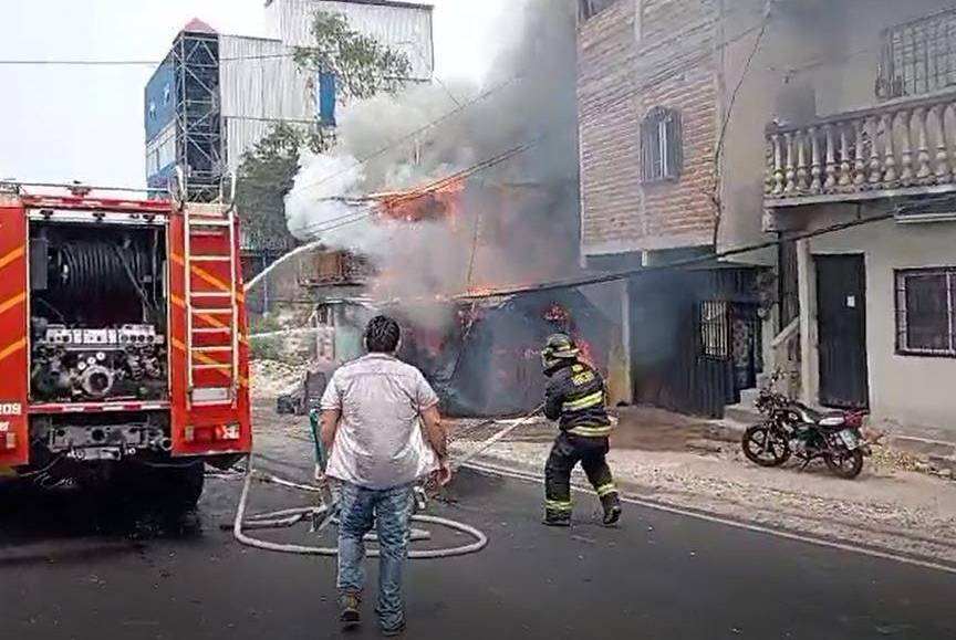 Las imágenes del incendio que consumió tres viviendas en colonia El Progreso