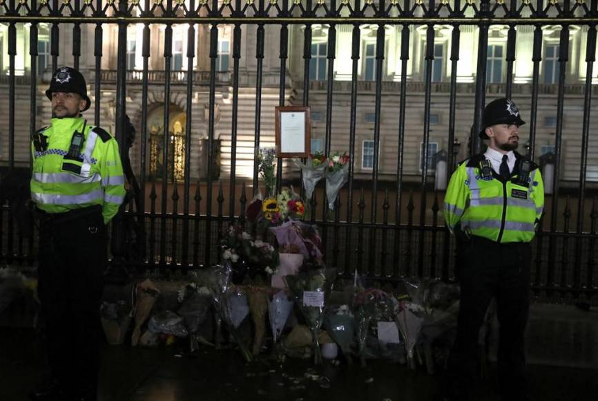 Lágrimas, silencio y el himno “God save the Queen” frente al palacio de Buckingham tras muerte de Isabel II