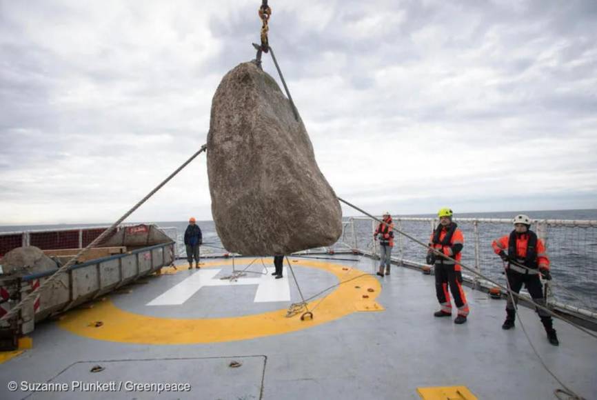 La razón por la que Greenpeace lanza enormes piedras al mar