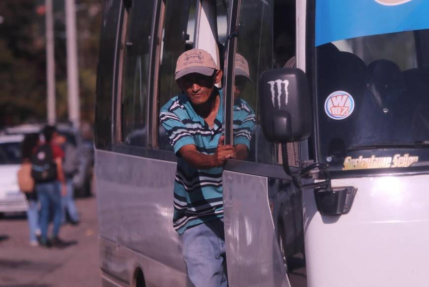 Ni botón de pánico, ni aire acondicionado y mucho menos conductores certificados: así es la realidad de viajar en rapidito en la capital