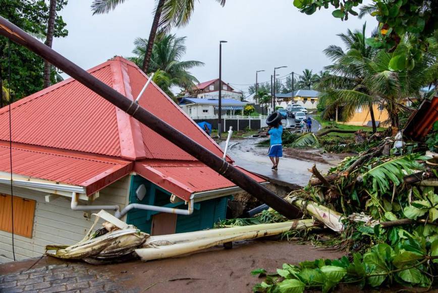 Inundaciones y destrucción deja huracán Fiona a su paso por el Caribe