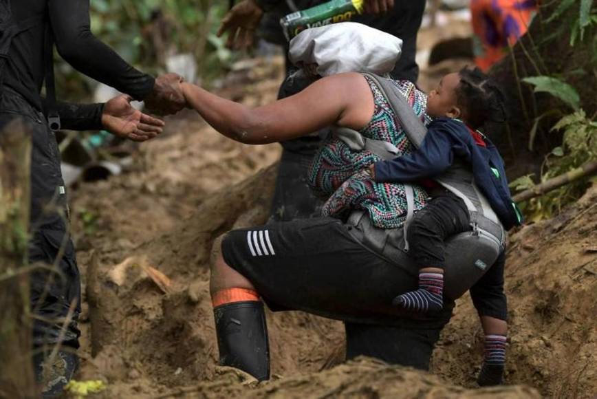 “He visto a mamás dejar a sus hijos ahí”: crudos relatos del tapón del Darién, la selva donde Dios no entra