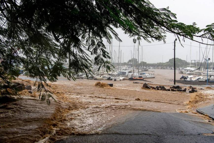 Inundaciones y destrucción deja huracán Fiona a su paso por el Caribe