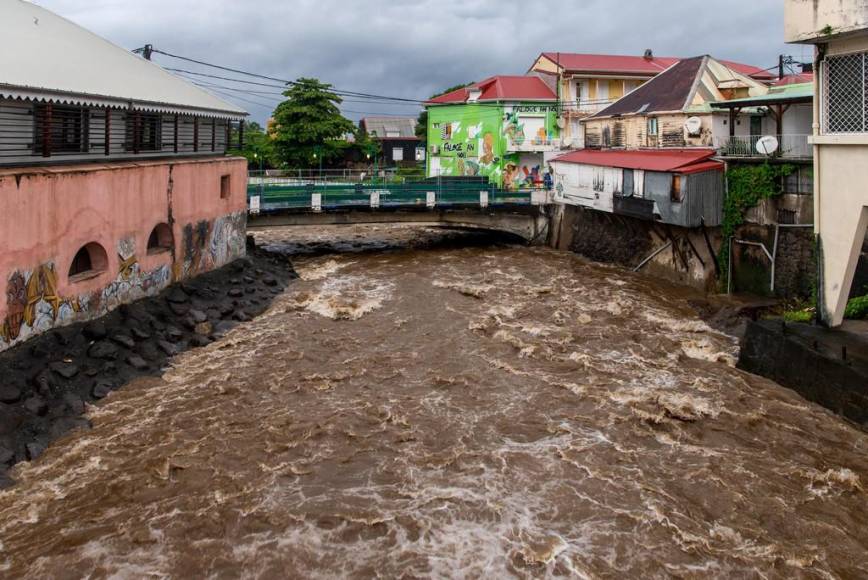 Inundaciones y destrucción deja huracán Fiona a su paso por el Caribe