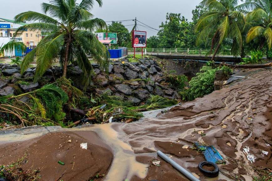 Inundaciones y destrucción deja huracán Fiona a su paso por el Caribe