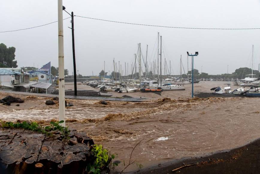 Inundaciones y destrucción deja huracán Fiona a su paso por el Caribe