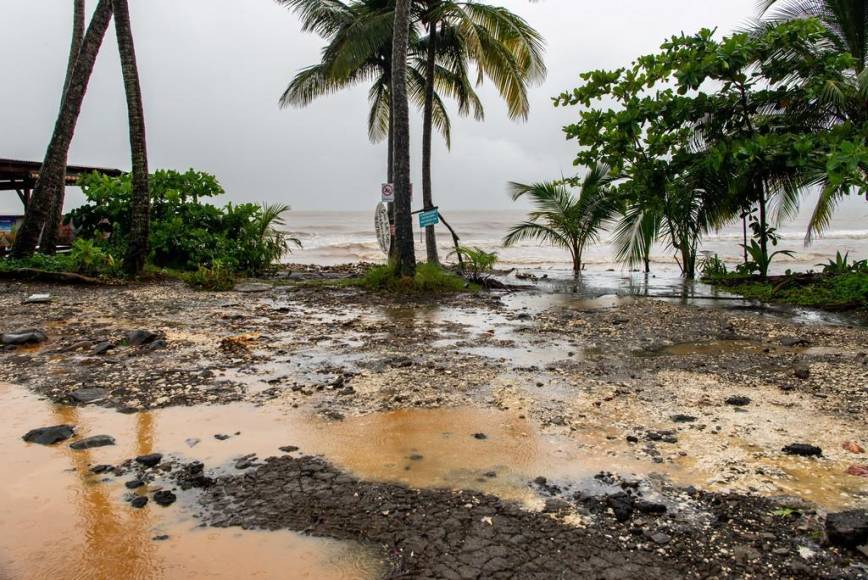 Inundaciones y destrucción deja huracán Fiona a su paso por el Caribe