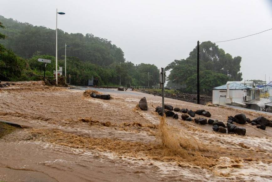 Inundaciones y destrucción deja huracán Fiona a su paso por el Caribe