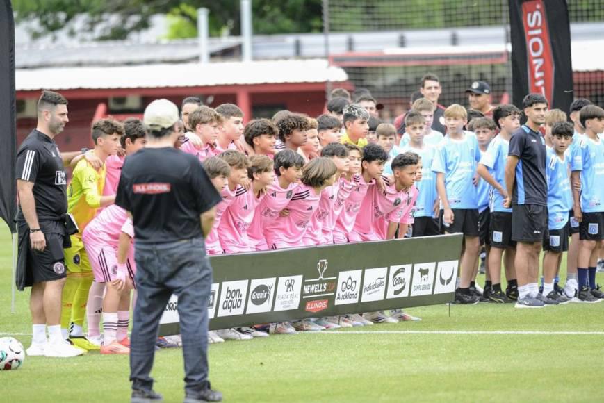 En fotos: Messi y Antonela Roccuzzo causan revuelo en Argentina tras debut de su hijo