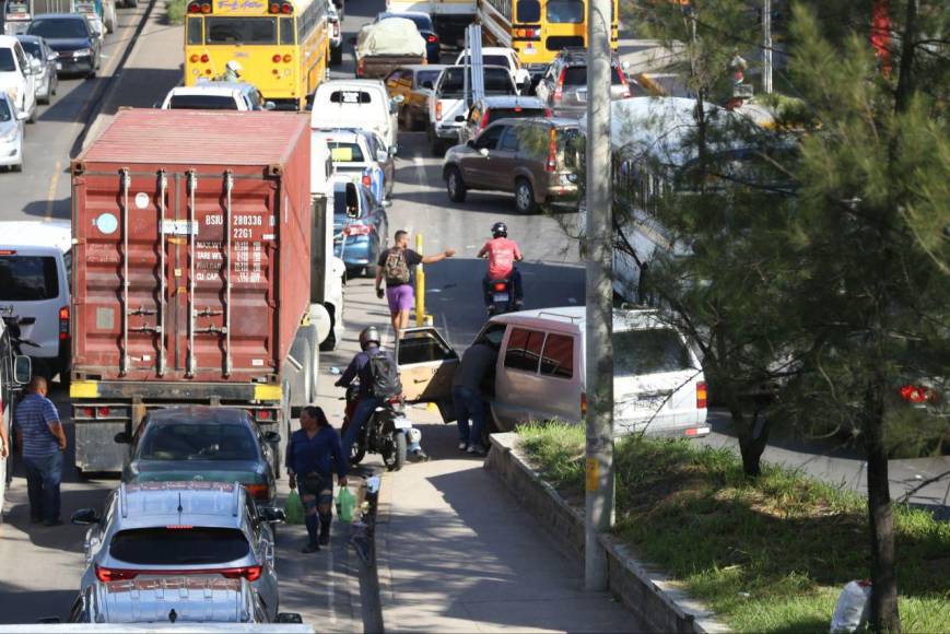 Tráfico infernal en la salida al sur de la capital por bacheos