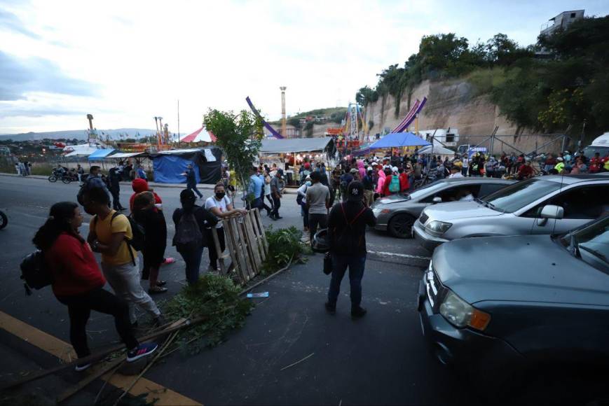 Caos, protestas y lamentaciones deja el cierre de parque de atracciones en el anillo periférico