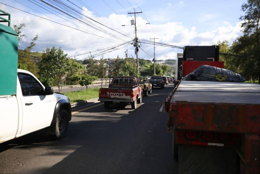 Tráfico infernal en la salida al sur de la capital por bacheos