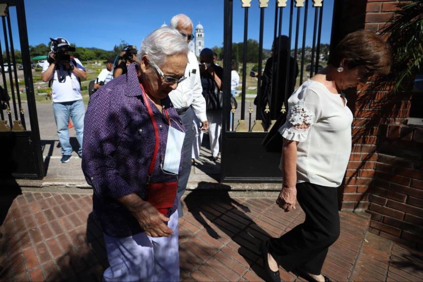 Reconocidos personajes de la política y empresarios asisten a velorio de Jorge Bueso Arias