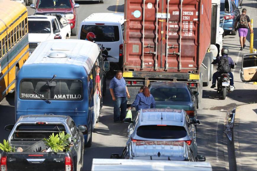 Tráfico infernal en la salida al sur de la capital por bacheos