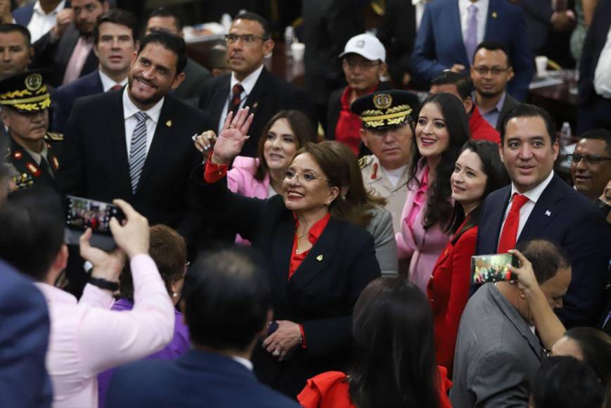 Saludo entre Matheu y Xiomara y presencia de Rixi: figuras políticas asistieron a instalación de tercera legislatura en el CN