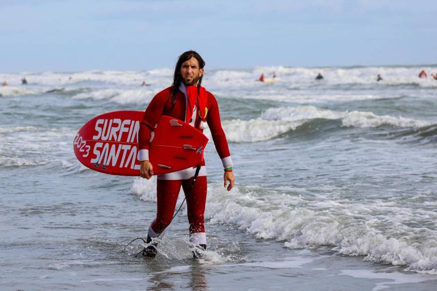 ¡Santas al agua! La tradicional obra que se lleva a cabo en Florida