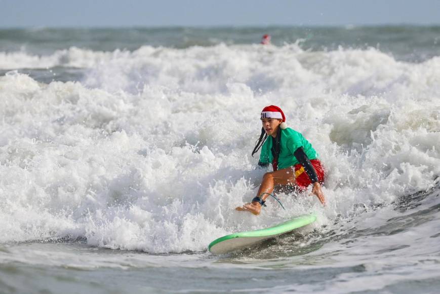 ¡Santas al agua! La tradicional obra que se lleva a cabo en Florida