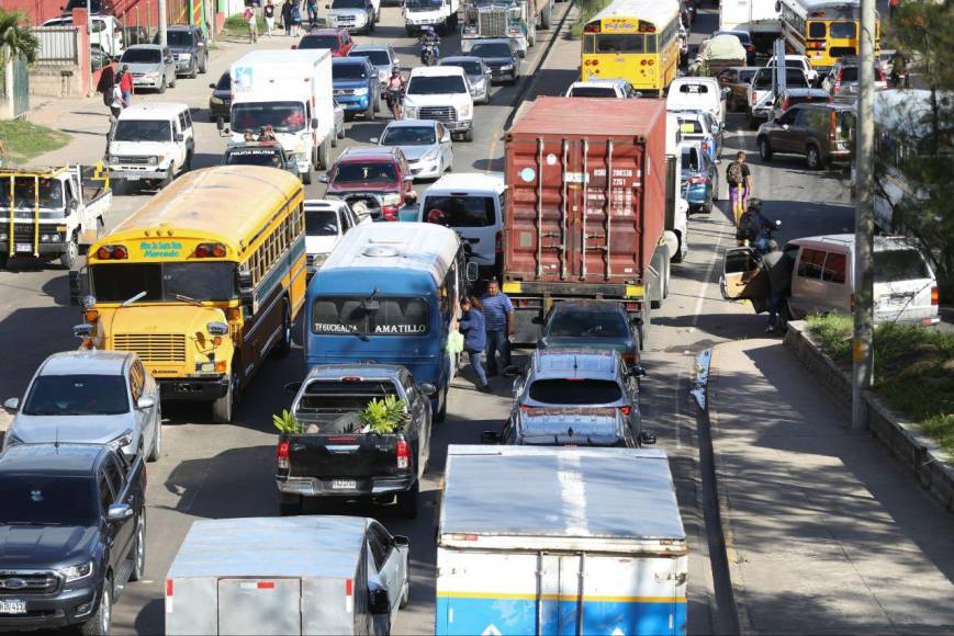 Tráfico infernal en la salida al sur de la capital por bacheos