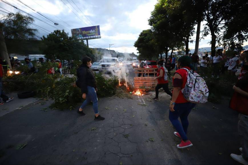 Caos, protestas y lamentaciones deja el cierre de parque de atracciones en el anillo periférico