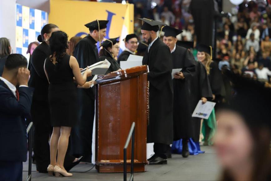 UNAH gradúa a 1,548 nuevos profesionales