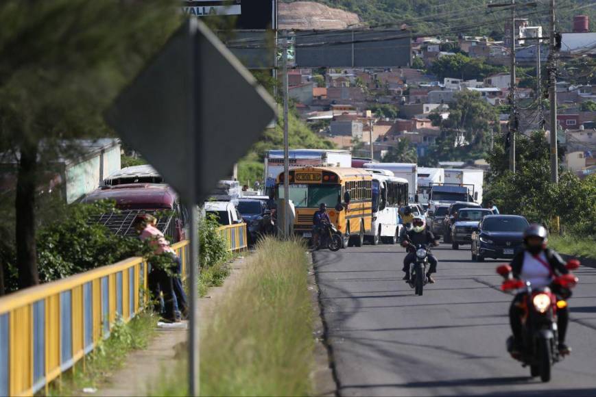 Tráfico infernal en la salida al sur de la capital por bacheos