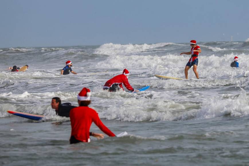 ¡Santas al agua! La tradicional obra que se lleva a cabo en Florida