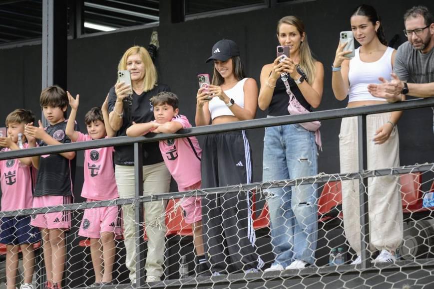 En fotos: Messi y Antonela Roccuzzo causan revuelo en Argentina tras debut de su hijo