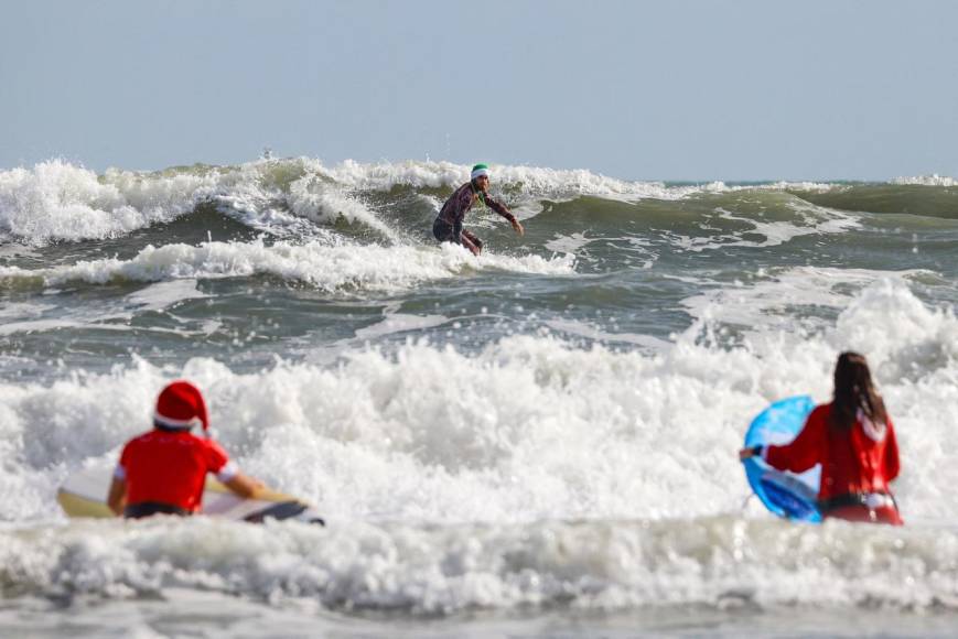 ¡Santas al agua! La tradicional obra que se lleva a cabo en Florida