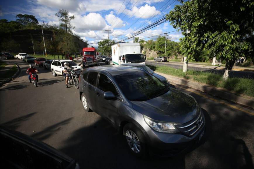 Tráfico infernal en la salida al sur de la capital por bacheos