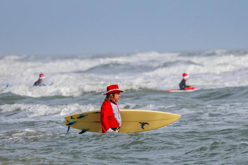 ¡Santas al agua! La tradicional obra que se lleva a cabo en Florida