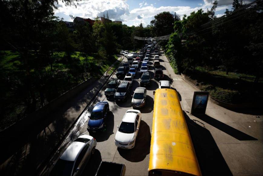 Tráfico infernal en la salida al sur de la capital por bacheos