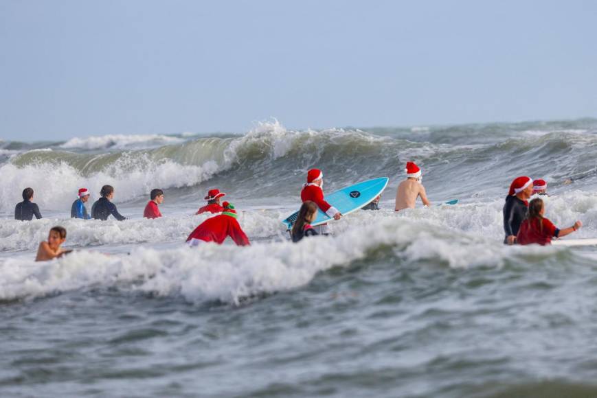 ¡Santas al agua! La tradicional obra que se lleva a cabo en Florida