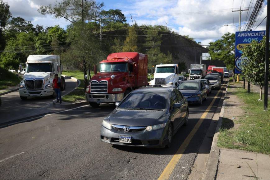 Tráfico infernal en la salida al sur de la capital por bacheos