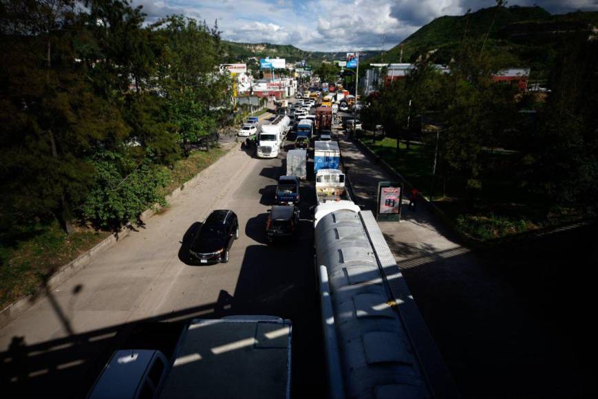 Tráfico infernal en la salida al sur de la capital por bacheos