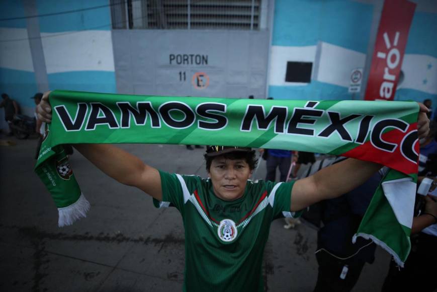 ¡Órale, Güey! Mexicanos se concentran en el Chelato Uclés para apoyar al Tri