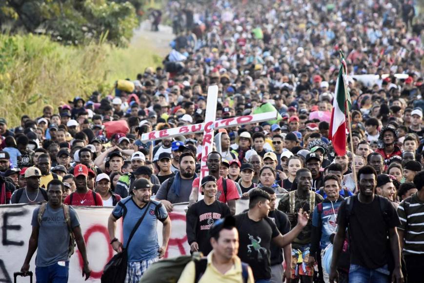 ”No tenemos de otra”: caravana migrante sigue su camino por México