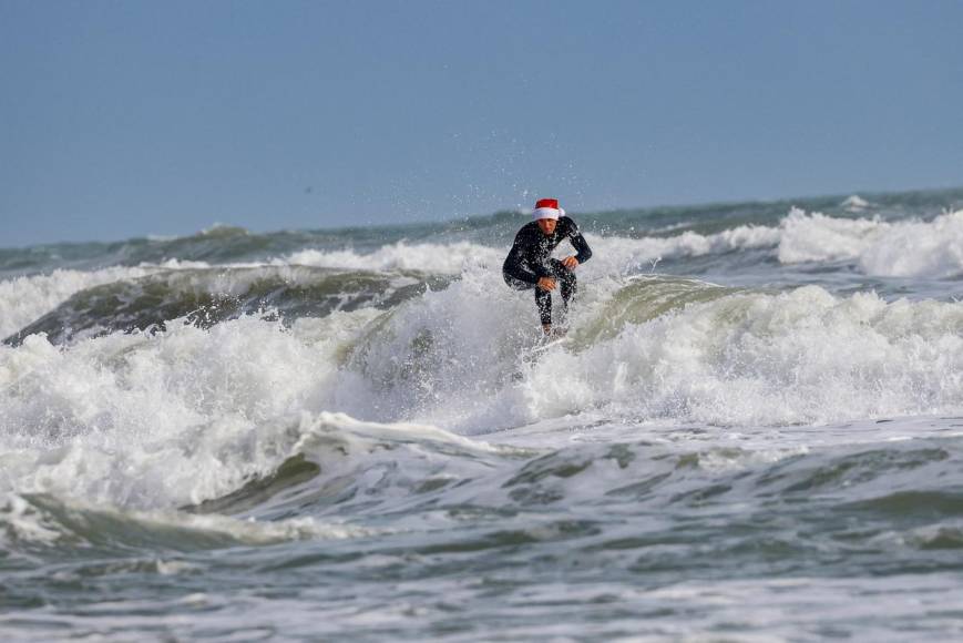 ¡Santas al agua! La tradicional obra que se lleva a cabo en Florida