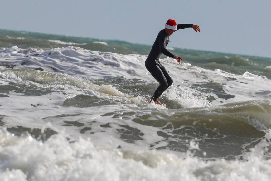 ¡Santas al agua! La tradicional obra que se lleva a cabo en Florida