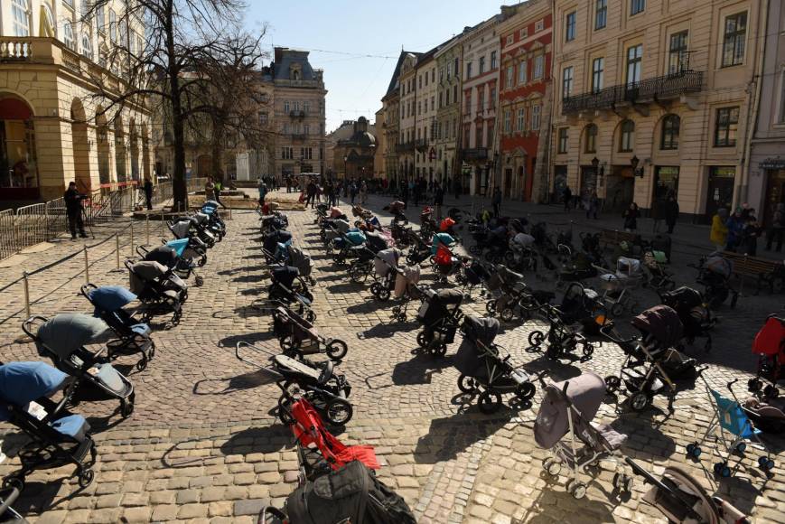 ¡Desgarrador! Decenas de coches en plaza de Ucrania en honor a los bebés muertos en el conflicto