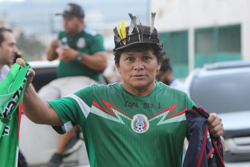 ¡Órale, Güey! Mexicanos se concentran en el Chelato Uclés para apoyar al Tri