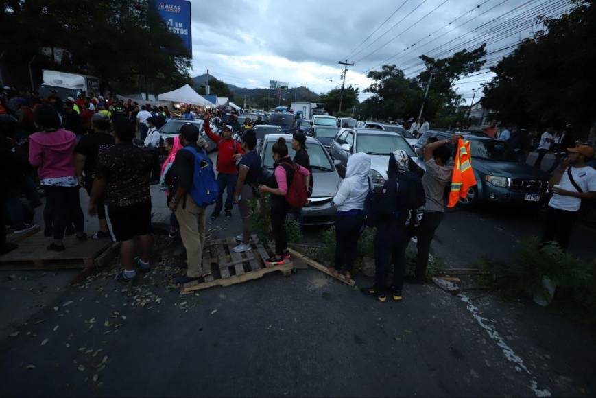 Caos, protestas y lamentaciones deja el cierre de parque de atracciones en el anillo periférico