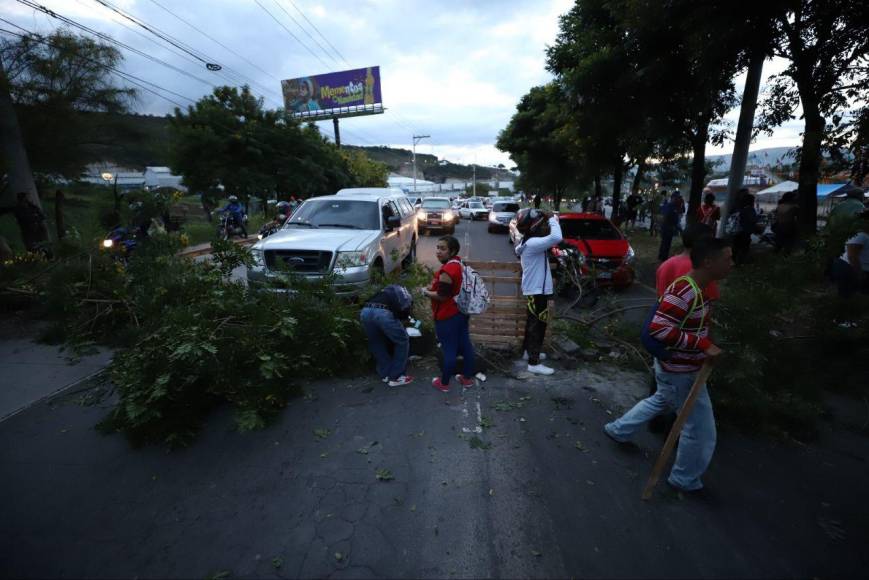 Caos, protestas y lamentaciones deja el cierre de parque de atracciones en el anillo periférico