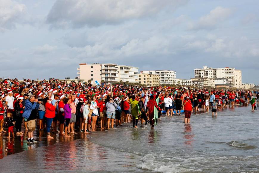 ¡Santas al agua! La tradicional obra que se lleva a cabo en Florida