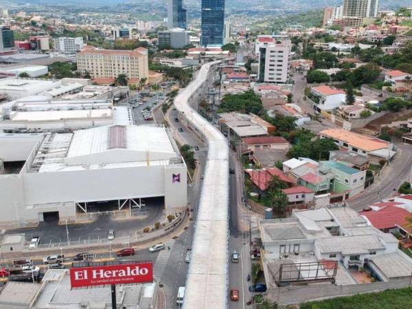 La vía rápida Bicentenario, que se ubica entre el bulevar San Juan Bosco y el Centro Cívico Gubernamental, fue uno de los proyectos que se supervisó y se le adeuda a la empresa.