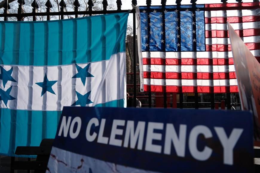 “Sin clemencia”: ¿Qué dicen las pancartas en Nueva York por juicio de JOH?